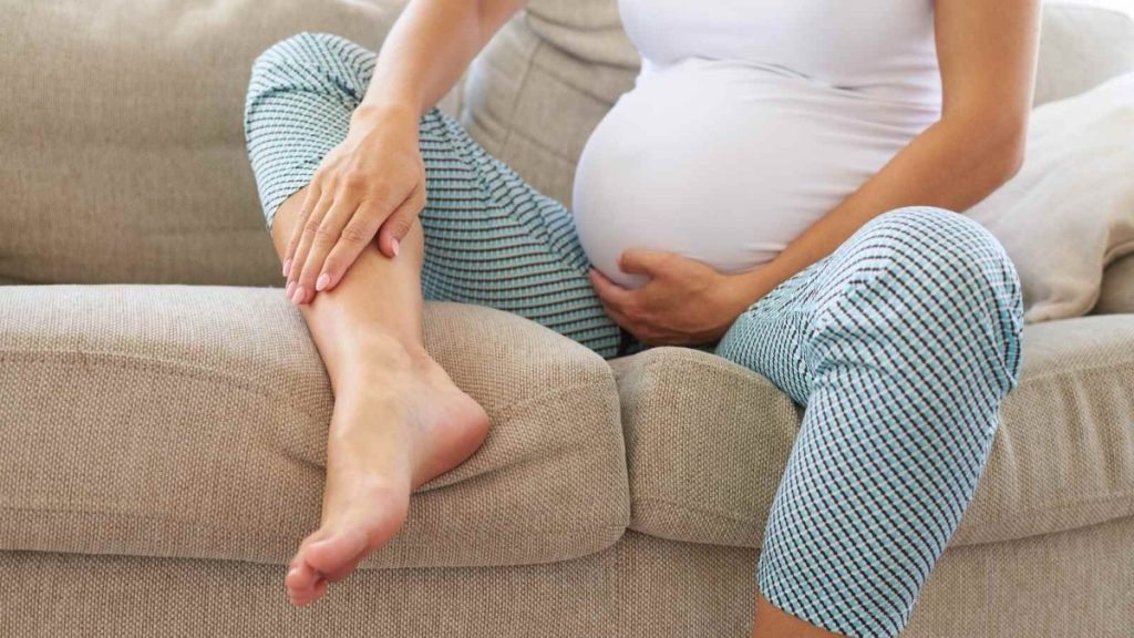 प्रेगनेंसी में पैरों में सूजन क्यों आती है? (Causes of Leg Swelling in Pregnancy)
