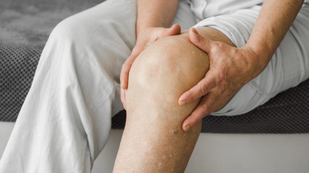 आयुर्वेद के अनुसार पैरों में सूजन क्यों आती है?