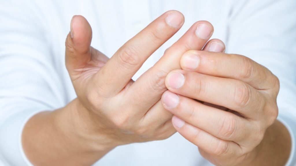 हाथ-पैर अकड़ना किन बीमारियों का संकेत हो सकता है?